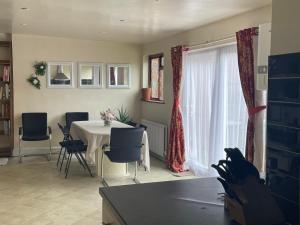 Spacious London House with Parking