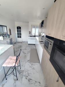 Sejours chez l'habitant Chambre proche Paris, 15min aeroports Bourget Roissy et Villepinte Parc des expositions : photos des chambres