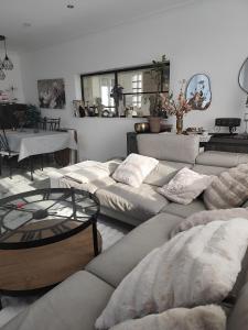 Sejours chez l'habitant Chambre proche Paris, 15min aeroports Bourget Roissy et Villepinte Parc des expositions : photos des chambres