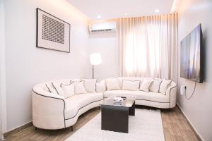 شقه غرفة وصالة بتصميم مودرن فاخر ودخول ذاتي