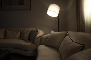 شقه غرفة وصالة بتصميم مودرن فاخر ودخول ذاتي