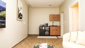 شقه غرفة وصالة بتصميم مودرن فاخر ودخول ذاتي