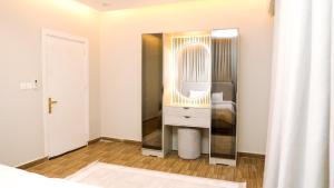 شقه غرفة وصالة بتصميم مودرن فاخر ودخول ذاتي