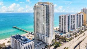 Luxurious 2BD Condo with Direct Ocean Front & Resort Pool in Sunny Isles