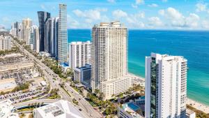 Luxurious 2BD Condo with Direct Ocean Front & Resort Pool in Sunny Isles