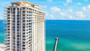 Luxurious 2BD Condo with Direct Ocean Front & Resort Pool in Sunny Isles