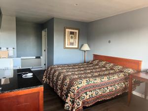 King Room room in Oasis Inn and Suites