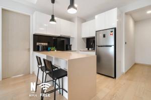 Comfy 1BR with Twin Towers View