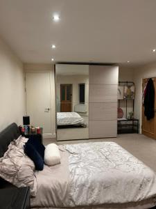 A Pleasant Place near Gravesend Central