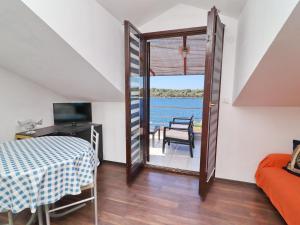Apartments Karbuni By The Sea - One Bedroom apartment with Terrace and Sea View A4