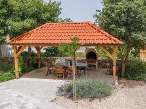 Wonderful Krk Island Stay Shared Pool, Grill Patio, and Nearby Beaches - Studio Apartment