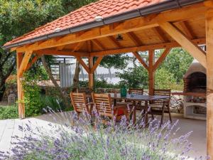 Wonderful Krk Island Stay Shared Pool, Grill Patio, and Nearby Beaches - Studio Apartment