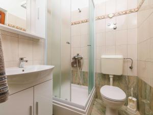 Wonderful Krk Island Stay Shared Pool, Grill Patio, and Nearby Beaches - Studio Apartment