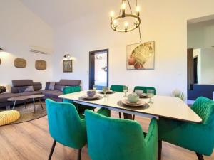 Two Bedroom Apartment with Terrace and Sea View