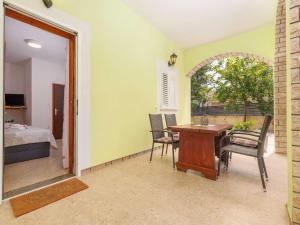 Wonderful Krk Island Stay Shared Pool, Grill Patio, and Nearby Beaches - Studio Apartment