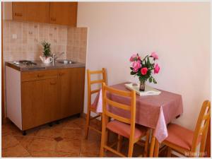 Apartments Juras - Studio Apartment with Balcony and Side Sea View Tea