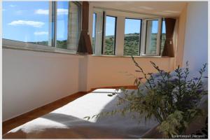 Apartments Juras - Studio Apartment with Balcony and Side Sea View Tea