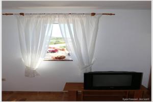 Apartments Juras - Studio Apartment with Balcony and Side Sea View Tea