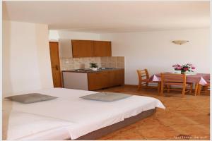 Apartments Juras - Studio Apartment with Balcony and Side Sea View Tea