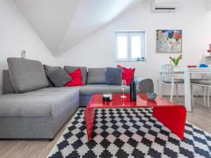 Apartments Meri & Karla - Two Bedroom Apartment with Balcony and Sea View