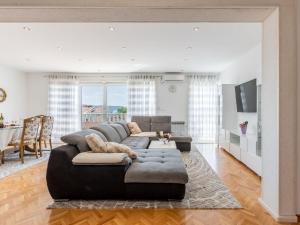 Apartment Merita - Two Bedroom Apartment with Balcony