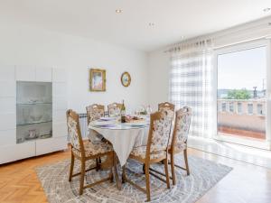 Apartment Merita - Two Bedroom Apartment with Balcony