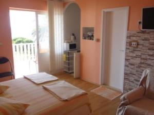 Seafront Apartments Pretner - Comfort Studio Apartment with Balcony and Sea View