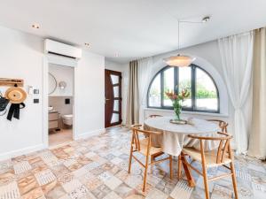 Apartment with pool and hot tub