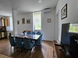 Apartment Gracac - Two Bedroom Apartment with Terrace