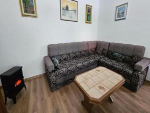 Apartment Gracac - Two Bedroom Apartment with Terrace