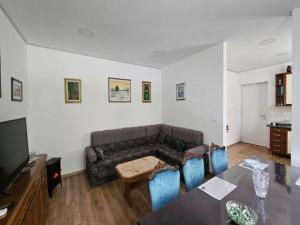 Apartment Gracac - Two Bedroom Apartment with Terrace