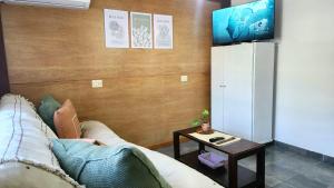 Casa 2 ambientes con jardín y garage