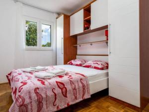 Tranquil Oasis Holiday Home Primorski Dolac with Pool - Three Bedroom Holiday Home with Pool