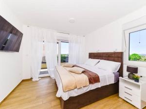 Villa Sunrise with Outdoor Pool - 4 Bedroom & Pool