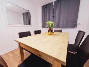 4 BR Sleeps 11 Walk to Etihad