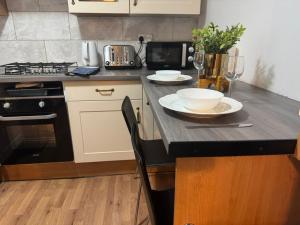 4 BR Sleeps 11 Walk to Etihad