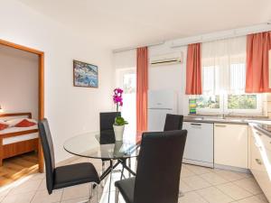 Two Bedroom Apartment with Balcony and Pool