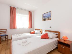 Two Bedroom Apartment with Balcony and Pool