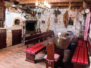 Authentic Dalmatian Hillside Escape with Pool, Sauna & BBQ - Seven Bedroom Holiday Home