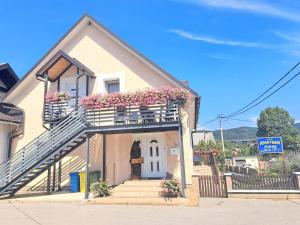 Apartments Jezerane - Four Bedroom Apartment with Balcony