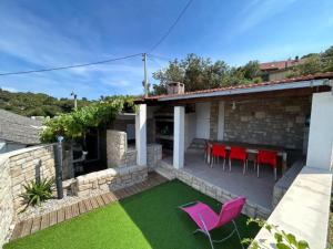 Family House Aldo - Family House with Four Bedrooms and Sea View