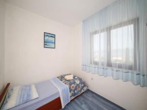 Cozy Beachfront Holiday Home Slatine - Five Bedroom Holiday Home