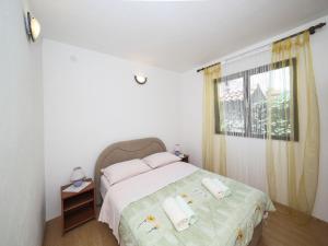 Cozy Beachfront Holiday Home Slatine - Five Bedroom Holiday Home