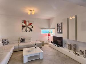 Three Bedroom Apartment with Sea View and Pool Aside