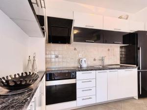 Three Bedroom Apartment with Sea View and Pool Aside