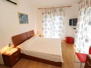 Apartments Trogrli - Two-Bedroom Apartment with Balcony and Sea View