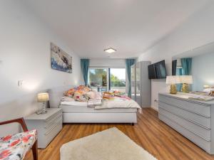 Villa Shaula - Five Bedroom Holiday Home with Pool,Sauna and Gym