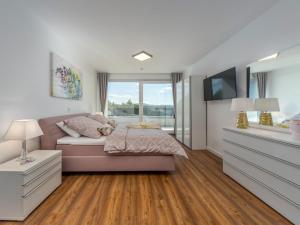 Villa Shaula - Five Bedroom Holiday Home with Pool,Sauna and Gym