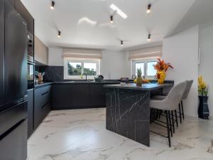 Luminous Infinity Villa with Pool and Gym - Six Bedroom Villa with Pool