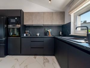 Luminous Infinity Villa with Pool and Gym - Six Bedroom Villa with Pool